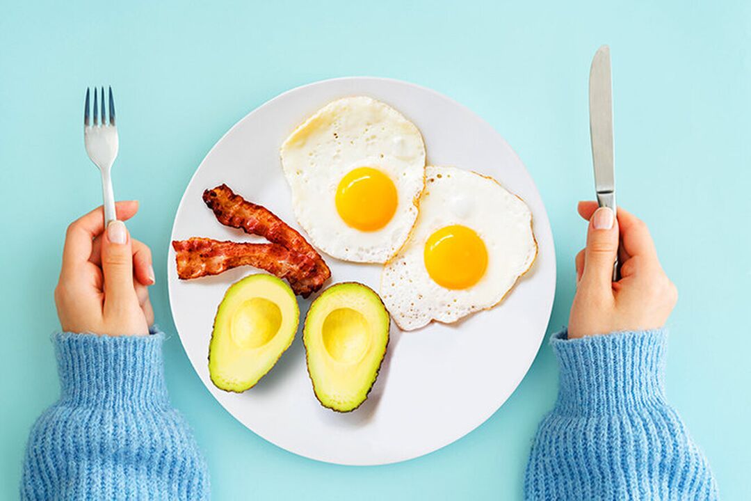 El desayuno perfecto en el menú de la dieta cetogénica huevos con tocino y aguacate