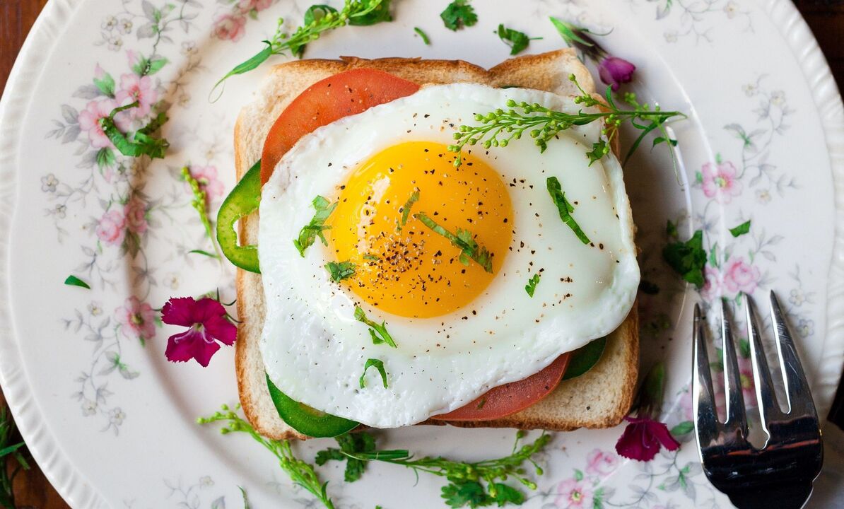 sándwich con huevos revueltos en una dieta proteica