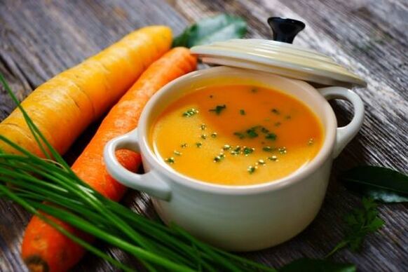 Puré de sopa de patatas y zanahorias en el menú de una dieta suave para la gastritis. 