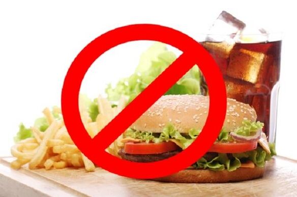 Si tienes gastritis, está prohibida la comida rápida y las bebidas carbonatadas. 